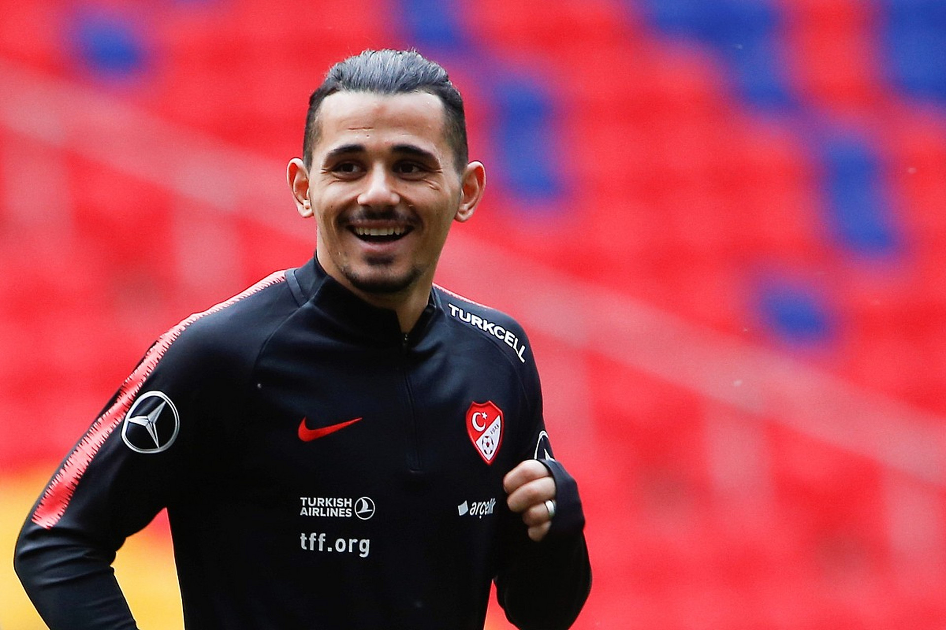 平博体育-这也行？荷甲赛前热度飙升Faker在瑞士队比赛中精彩发挥，勒沃库森防线松动备战荷甲的简单介绍